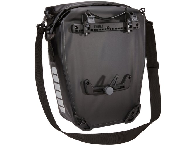 Велосипедна сумка Thule Shield Pannier 17L (Black) 670x500 - Фото 8